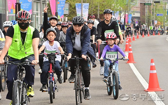 19일 오전 화성시 동탄센트럴파크 일원에서 열린 제16회 푸른화성지키기 환경자전거대행진에 참가한 시민들이 힘차게 주로를 달리고 있다. 임채운기자
