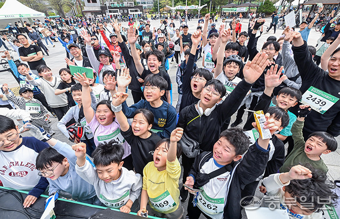 19일 오전 화성시 동탄센트럴파크 일원에서 열린 제16회 푸른화성지키기 환경자전거대행진에서 어린이들이 공연을 보며 환호하고 있다. 임채운기자