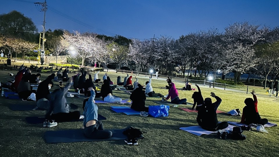 구리시는 직장인들이 퇴근 후 봄밤의 정취를 즐기며 여유롭게 심신의 힐링 시간을 가질 수 있도록 기획한 ‘우리동네 정원 속 달빛 요가교실’을 개강했다. 사진=구리시