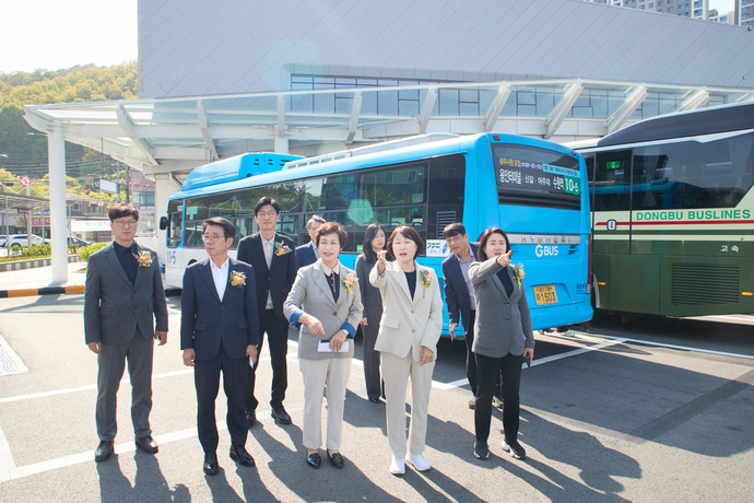 28일 열린 용인공영버스터미널 개관식에서 참석자들이 용인공영버스터미널의 시설을 둘러보고 있다. 사진=용인시의회