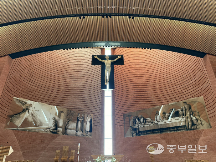 남양성모성지 성모마리아대성당의 제단 위에 걸린 성화. 김지영