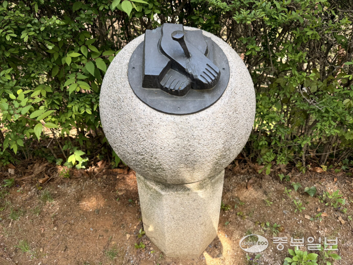 십자가의 길에 있는 묵주 형상 조각. 김지영