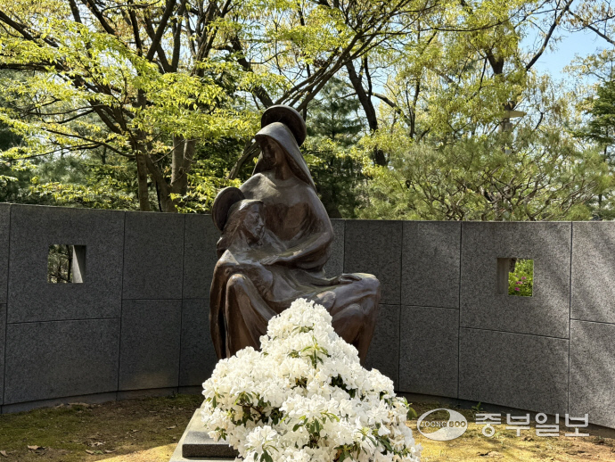 십자가의 길에 있는 피에타 상. 김지영