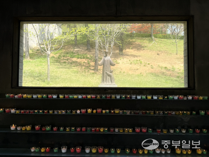 남양성모성지의 초 봉헌소. 김지영