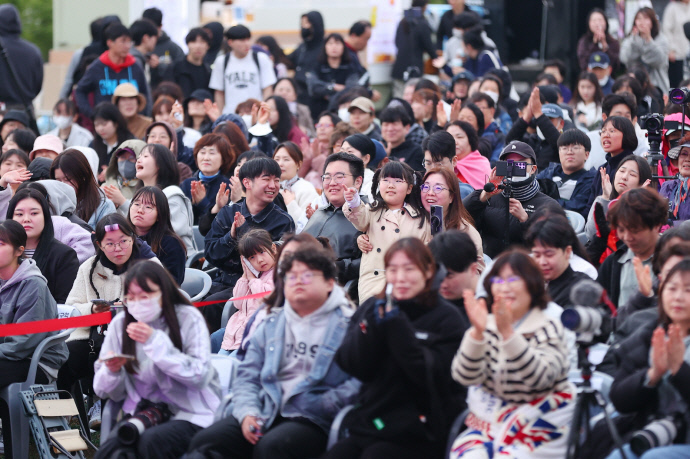 지난 3일 열린 2025 의왕어린이철도축제 현장에서 가족 단위 관람객들이 공연을 관람하며 박수를 치고 환호하고 있다. 사진=의왕시청