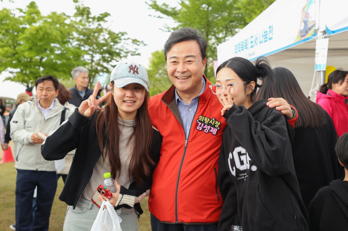 지난 3일 김성제 의왕시장이 축제를 찾은 시민들과 기념 촬영을 하며 환하게 웃고 있다. 사진=의왕시청