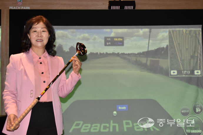 황옥분 피치파크게임즈 대표가 중부일보와 인터뷰를 진행하고 프로필 촬영을 진행하고 있다. 이성관 기자