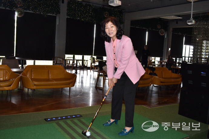 황옥분 피치파크게임즈 대표가 중부일보와 인터뷰를 진행하고 프로필 촬영을 진행하고 있다. 이성관 기자