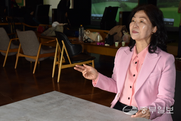 황옥분 피치파크게임즈 대표가 중부일보와 인터뷰를 진행하고 있다. 이성관 기자