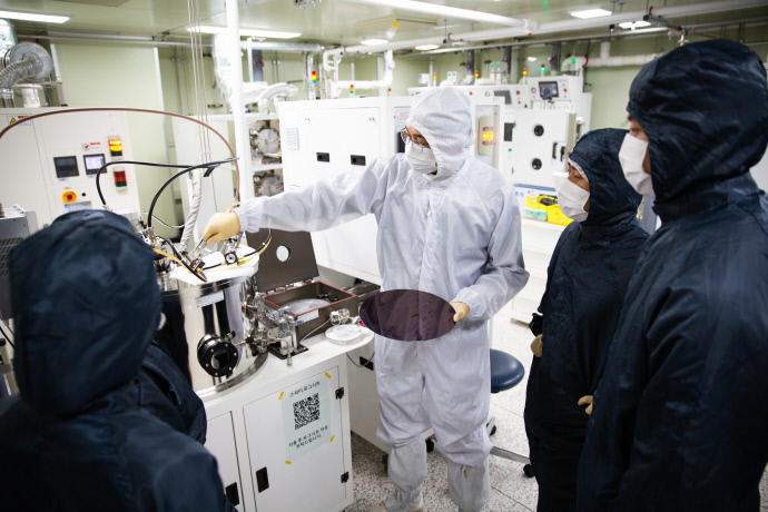 지능형반도체공학과 학생들이 클린룸에서 반도체 공정을 공부하고 있다. 사진=아주대학교