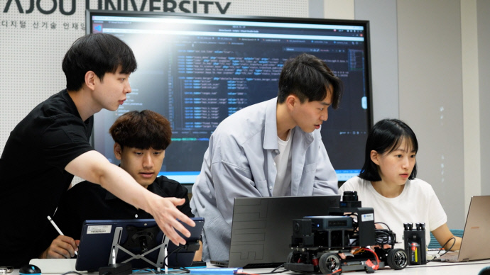 미래모빌리티공학과 학생들이 학과 전용 강의실에서 모형차로 자율주행 실습을 하고 있다. 사진=아주대학교
