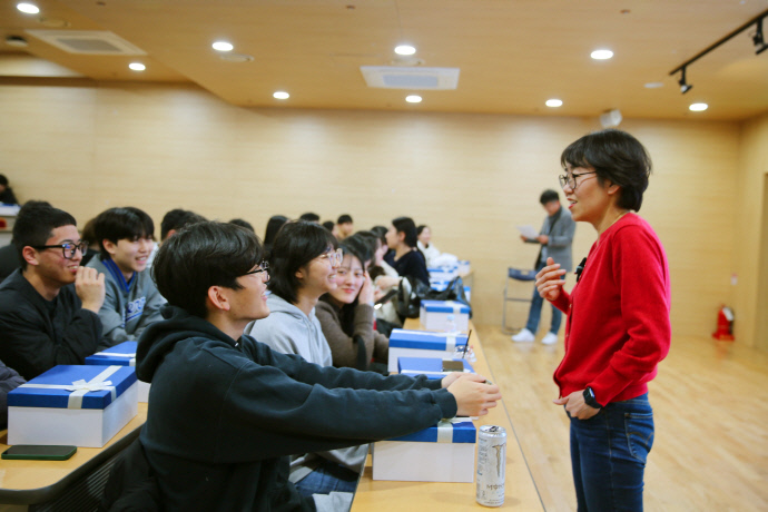 첨단바이오융합대학 신입생들이 교수님과 인사를 나누고 있다. 사진=아주대학교