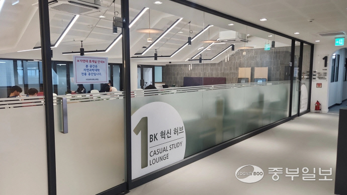 아주대학 혁신허브에서 학생들이 공부하고 있다. 이지윤기자