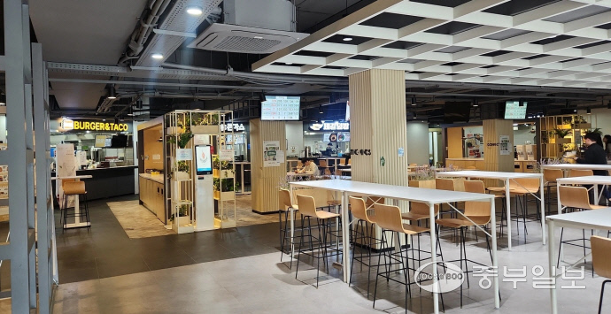 ‘아슐랭’으로 불리는 아주대 푸드코트에서 학생들이 식사를 하고 있다. 이지윤기자