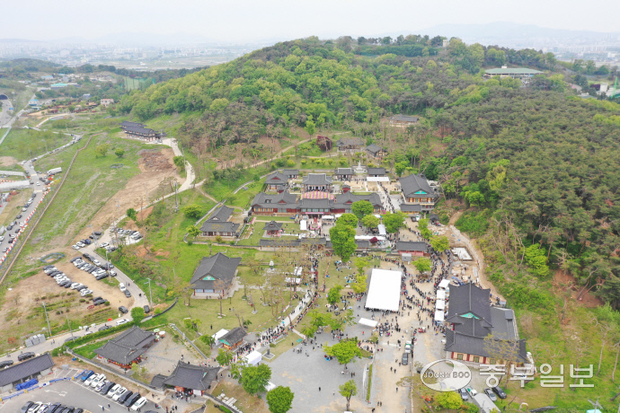 부처님 오신 날 용주사 전경. 주수완