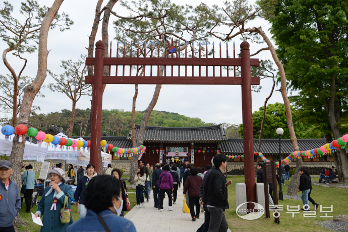 용주사 홍살문. 주수완
