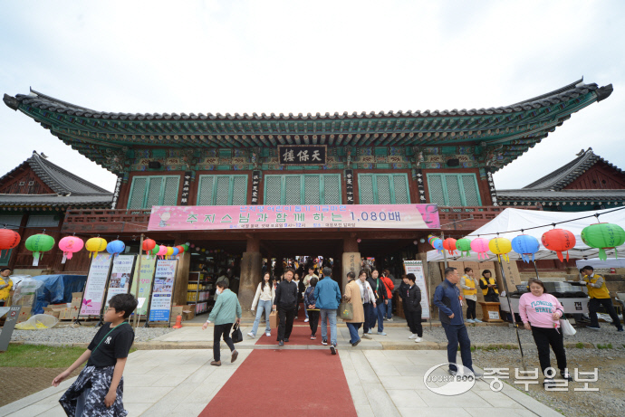 용주사 천보루. 주수완