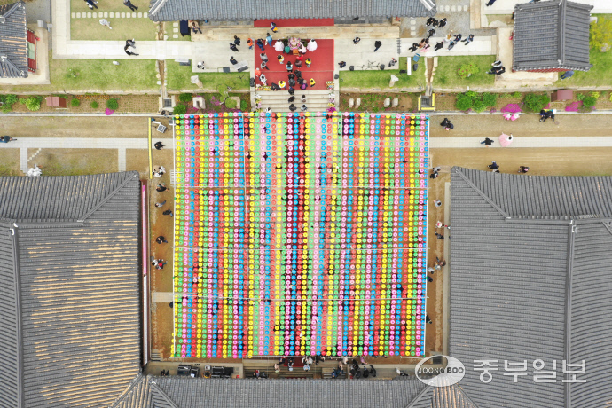 용주사 대웅보전 앞을 메운 연등. 주수완