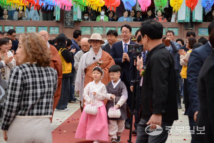화동의 입장과 함께 시작된 법요식. 주수완