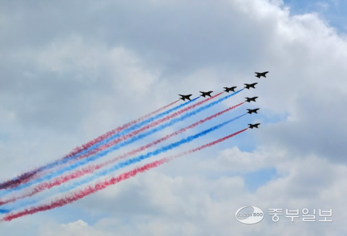 지난 17일 오전 공군 제10전투비행단 수원기지에서 열린 ‘스페이스 챌린지 2025 in 수원’에서 블랙이글스가 곡예비행을 펼치고 있다. 최진규기자