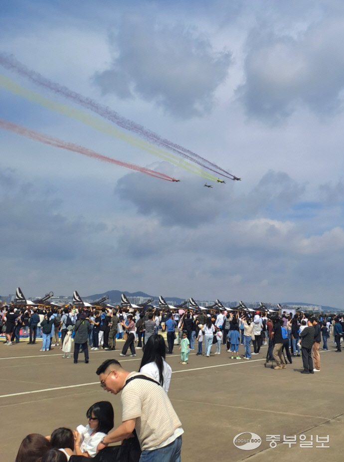 지난 17일 오전 공군 제10전투비행단 수원기지에서 열린 ‘스페이스 챌린지 2025 in 수원’에서 KF-5 전투기들이 수원 상공을 비행하고 있다. 최진규기자