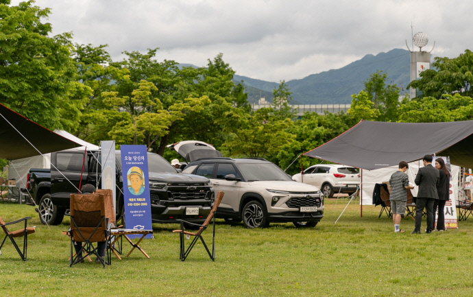 경기도 가평에서 열린 ‘2025 코베아 캠핑 페스티벌’에 전시된 쉐보레 콜로라도와 트레일블레이저.(사진=한국지엠)