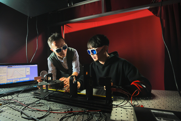 경희대 국제캠퍼스 교수와 학생의 연구 모습. 사진=경희대학교