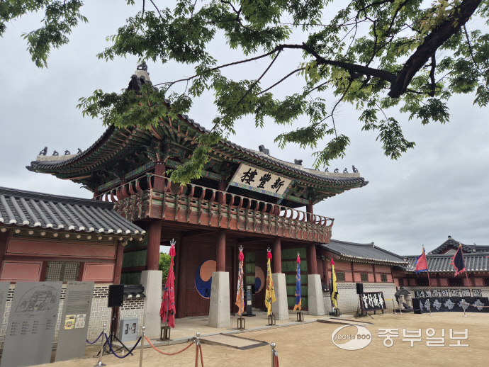 화성행궁의 정문 신풍루. 이성관 기자