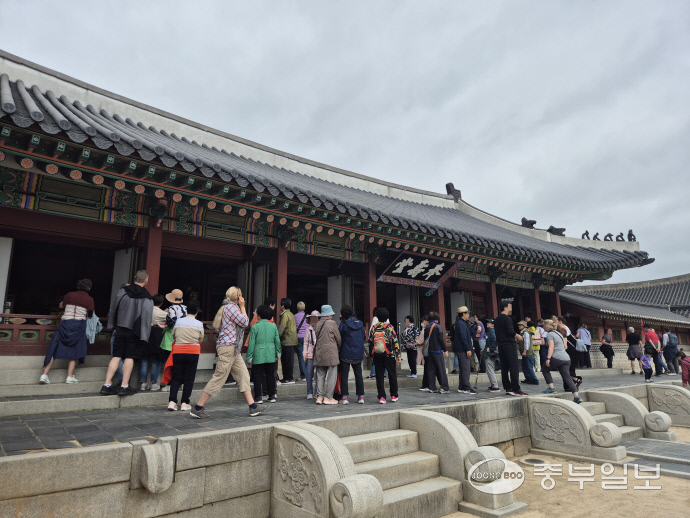 관람객들이 화성행궁의 봉수당을 둘러보고 있다. 이성관 기자