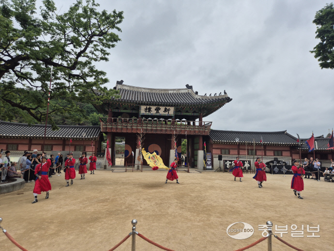 화성행궁 신풍루 앞에서 오전 11시에 맞춰 무예24기 공연이 진행되고 있다. 이성관 기자
