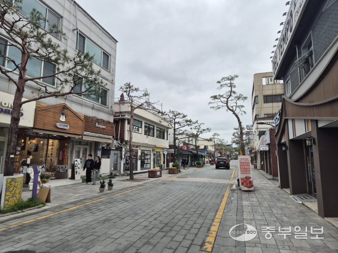 행리단길을 사람들이 걸어다니고 있다. 이성관 기자