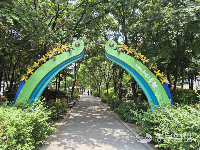 화성 반송동에 위치한 개나리공원 입구. 이성관 기자