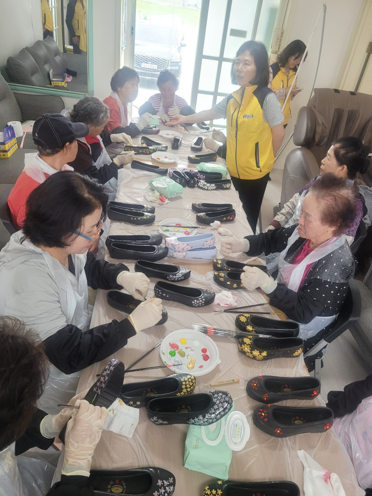 이천시 율면지역사회보장협의체의 특화사업인 ‘꽃길만 걸어요. 우리’ 프로그램에 어르신들이 적극 참여하고 있다. 사진=율면지보협