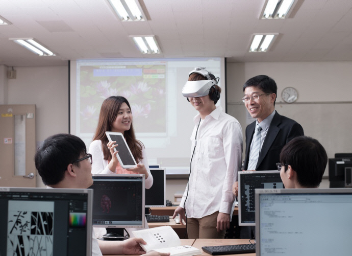 한경국립대학교 AI반도체융합전공 학생들이 교수와 함께 연구하고 있다. 사진=한경국립대학교