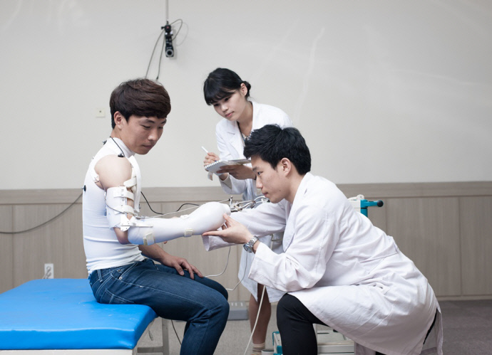 한경국립대학교 의료재활공학전공 학생들이 연구하고 있다. 사진=한경국립대학교