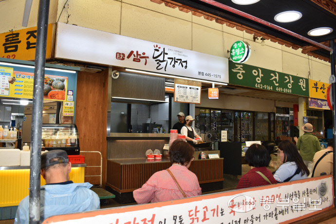 삼우닭강정 앞 고객들이 기다리고 있다. 이성관 기자