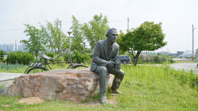 제암리와 고주리에서 일어난 일제의 만행을 세상에 알리는데 기여한 선교사 프랑크 윌리엄 스코필드의 동상. 제암리 제암리3·1운동 순국유적지에 세워져 있다. 유승혜
