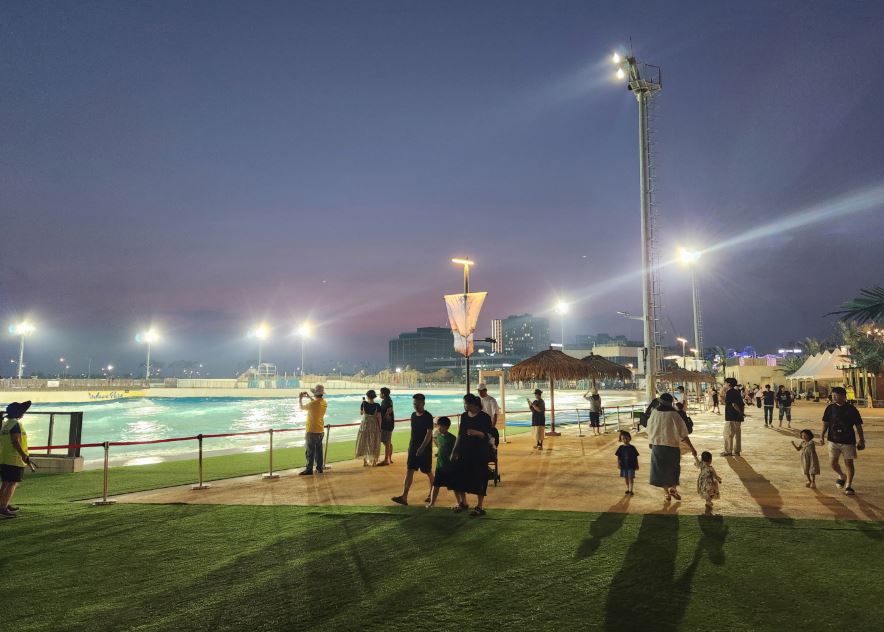 시흥시는 거북섬을 찾는 이용객에게 아름다운 거북섬의 밤 풍경을 선사하기 위해 내달 1일부터 10월 31일까지 ‘웨이브파크 야간개방’을 운영한다. 사진=시흥시