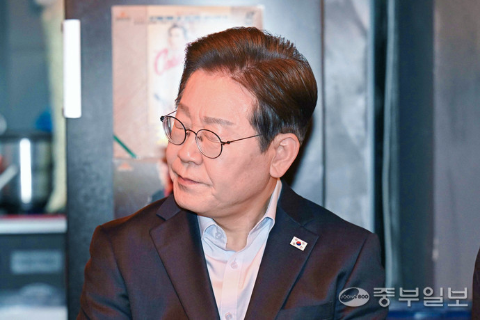 이재명 더불어민주당 대선 후보가 1일 오후 서울시 종로구의 한 음식점에서 열린 비전형 노동자 간담회에 참석해 생각에 잠겨 있다. 대법원 전원합의체는 이날 이 후보에게 무죄를 선고한 원심판결을 파기하고 사건을 서울고법으로 돌려보냈다. 임채운기자