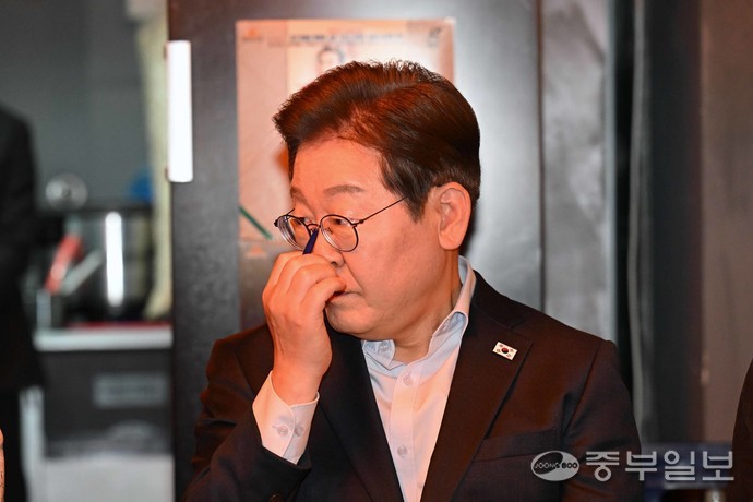 이재명 더불어민주당 대선 후보가 1일 오후 서울시 종로구의 한 음식점에서 열린 비전형 노동자 간담회에 참석해 노동자들의 발언을 경청하고 있다. 대법원 전원합의체는 이날 이 후보에게 무죄를 선고한 원심판결을 파기하고 사건을 서울고법으로 돌려보냈다. 임채운기자