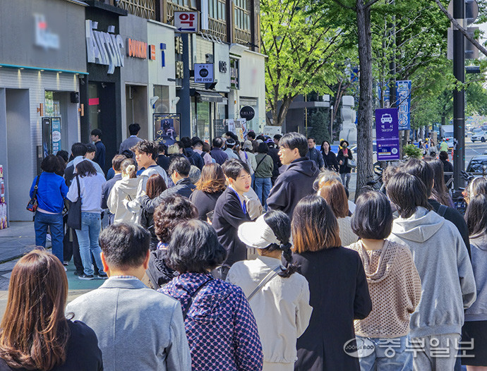 SK텔레콤이 유심 해킹 사고와 관련해 전국 T월드 매장에서 희망 고객을 대상으로 무료 유심 교체를 진행한 지난 28일 오전 수원시 팔달구 SK텔레콤 PS&M 인계직영점 앞에서 가입자들이 유심 교체를 위해 줄지어 서 있다. 임채운기자