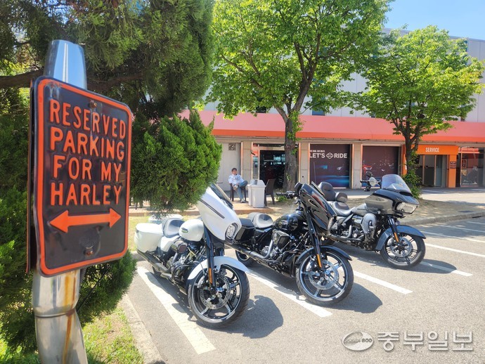 할리데이비슨 용인점 주차장에 할리데이비슨 바이크가 주차돼 있다. 이보현 기자