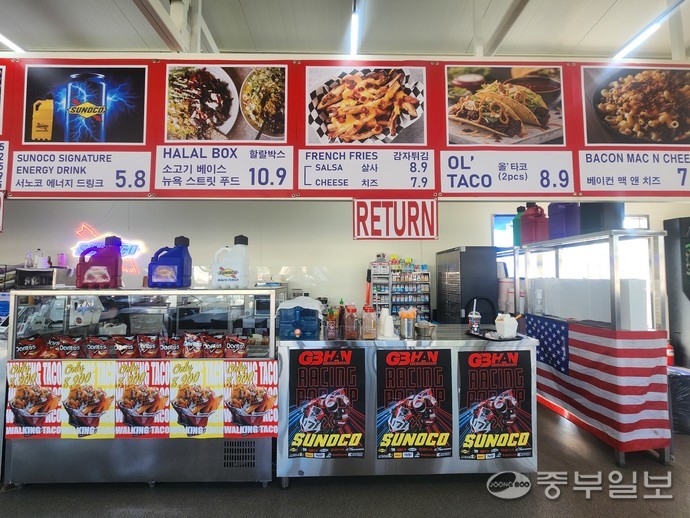 용인 올드타운로드에 할랄 푸드 및 워킹타코 등을 판매하고 있다. 이보현 기자