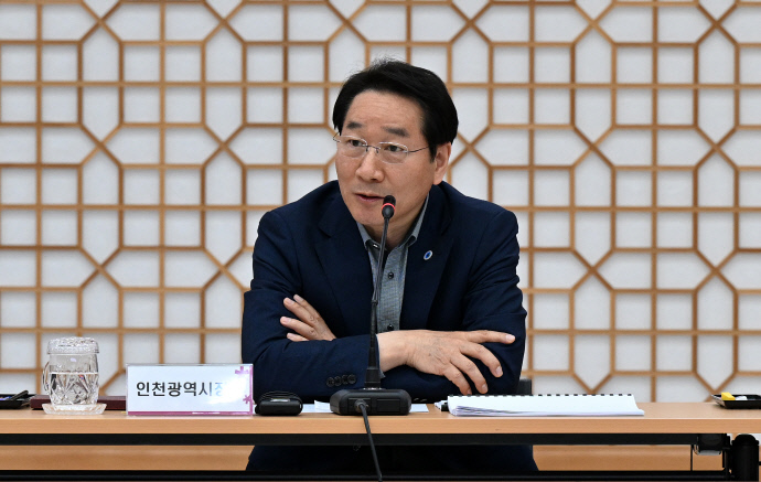 유정복 인천시장인 28일 인천시청 대회의실에서 열린 확대간부회의에서 발언하고 있다. 사진=인천시