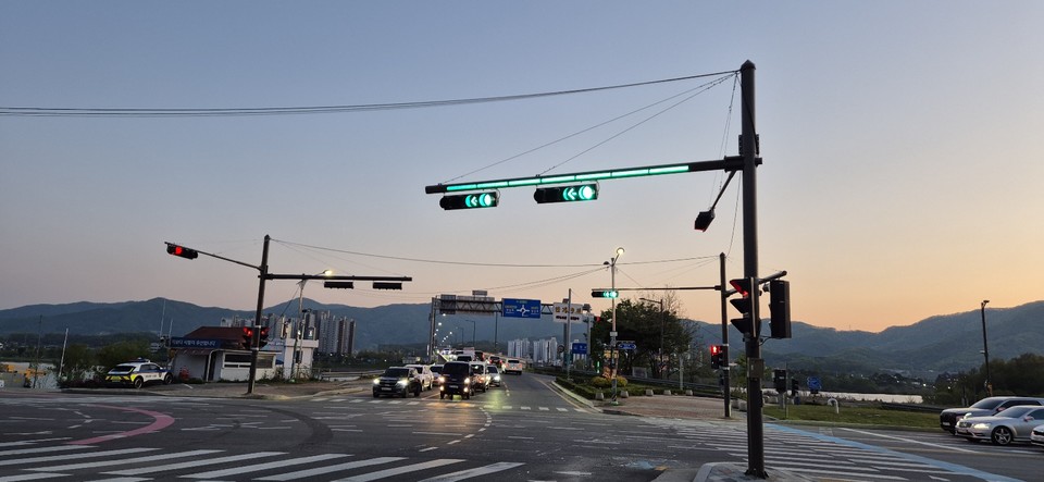 양평군은 시야 확보가 어려운 기상 상황에서도 운전자가 신호를 명확히 인지할 수 있도록 차량 신호등 보조 장치를 설치했다. 사진=양평군