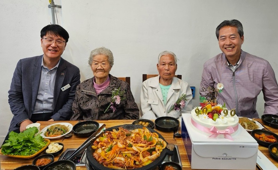 양평군 개군면 자연리에서 유기순, 이춘현 어르신의 구순을 기념하는 잔치가 열렸다. 사진=양평군