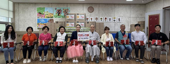 군포시립노인요양센터와 군포은빛사랑채는 정각사 주지 정엄 스님과 신도농장 이성례 대표의 후원으로 가정의 달을 맞아 어르신들을 위한 특별한 행사를 개최했다. 사진=군포시립노인요양센터