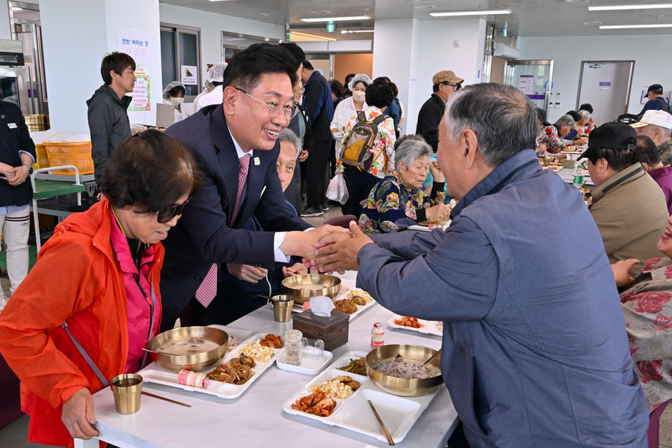 양평군 3개 복지관이 어버이날을 맞아 지역 어르신들에게 특별식과 카네이션을 전달하며 감사를 전하는 행사를 열었다. 사진=양평군