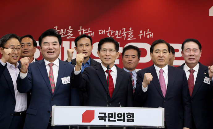 국민의힘 김문수 대선 후보가 9일 경기도 수원시 장안구 경기도당에서 열린 경기도당 선거대책위원회 발대식에서 당원들과 함께 승리를 다짐하고 있다. 사진=김문수 후보 캠프 제공