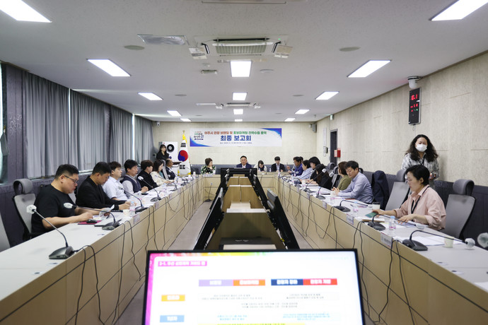 이충우 여주시장이 4층 상황실에서 관광 브랜딩 및 홍보마케팅 전략수립 용역 최종보고회를 주재하고 있다.사진=여주시